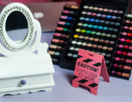 DIY – Decoração de Blogueira – Placa Decorativa Caution!